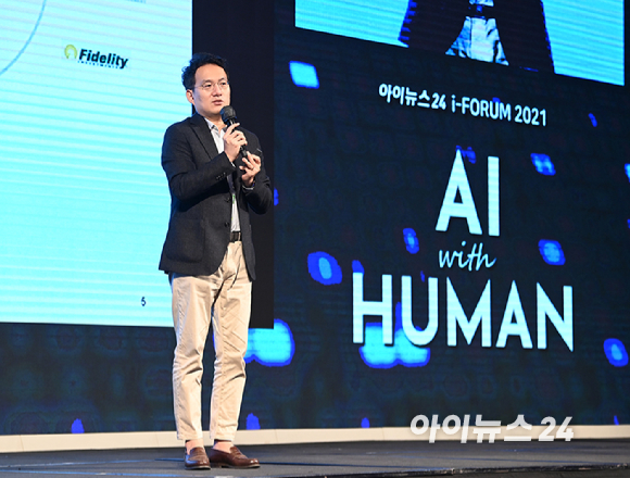 'AI 위드 휴먼(AI With Human)'을 주제로 AI 기술의 현주소를 살펴보고 미래 발전 방향을 제시하는 한편, 인간과 AI의 공존을 탐구해보는 '아이포럼 2021'이 2일 서울 드래곤시티호텔 그랜드볼룸 한라홀에서 개최됐다. '3세션:증권·금융'에서 김형식 크래프트테크 대표가 '월가에서 경쟁하는 AI펀드'를 주제로 강연하고 있다.