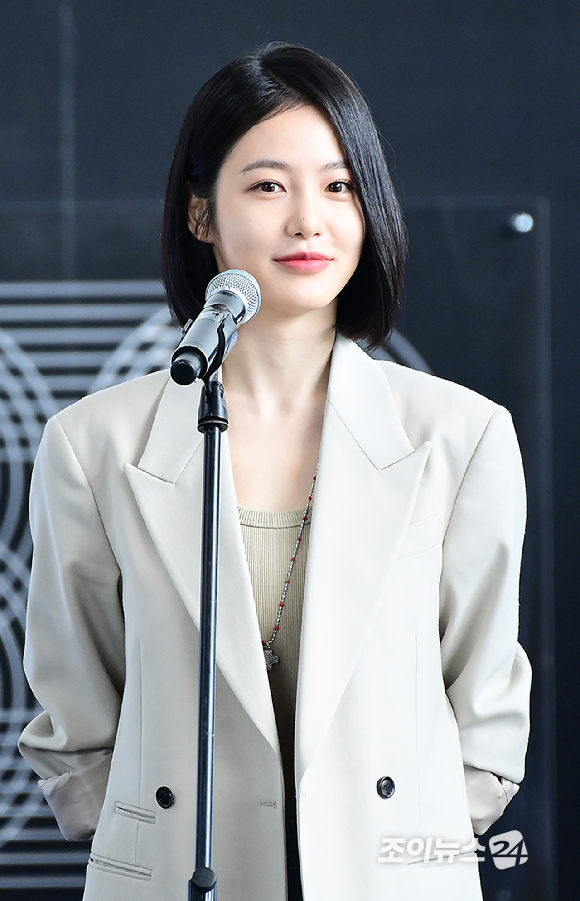 배우 신예은이 18일 부산광역시 해운대구 우동 영화의 전당에서 열린 제30회 부산국제영화제(BIFF) 디즈니+ 시리즈 '탁류' 야외무대인사 행사에 참석하고 있다. [사진=정소희 기자]