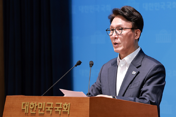 김민석 더불어민주당 당 대표 후보가 10일 서울 여의도 국회 소통관에서 공약과 관련해 기자회견을 하고 있다. [사진=연합뉴스]