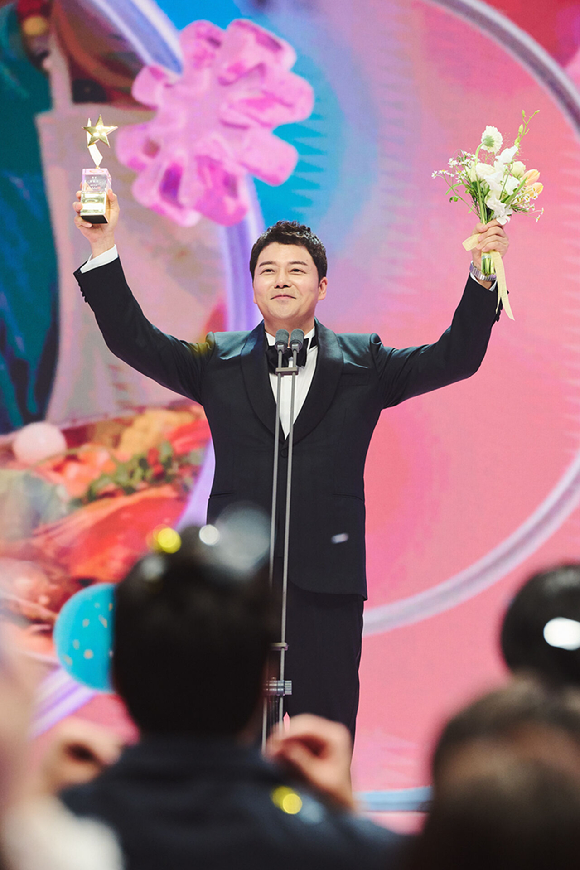 전현무가 '2024 MBC 방송연예대상'에서 대상 수상 후 환호하고 있다. [사진=MBC]