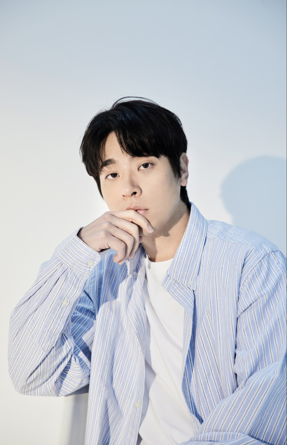 배우 박정민이 영화 '휴민트' 인터뷰에 앞서 포즈를 취하고 있다. [사진=샘컴퍼니]