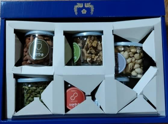  윤석열 대통령 명의로 전달된 연말 선물세트. [사진=윤준병 더불어민주당 의원 SNS ]