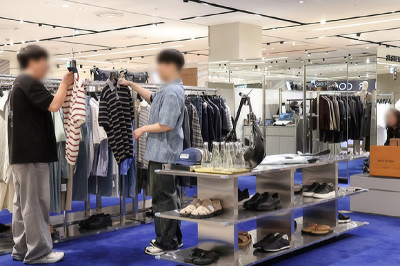 현대백화점은 미아점에서 국내 최초의 로봇 만화영화 '로보트 태권브이' 탄생 50주년을 기념해 가족 단위 고객을 위한 특별 전시를 선보인다. [사진=현대백화점]