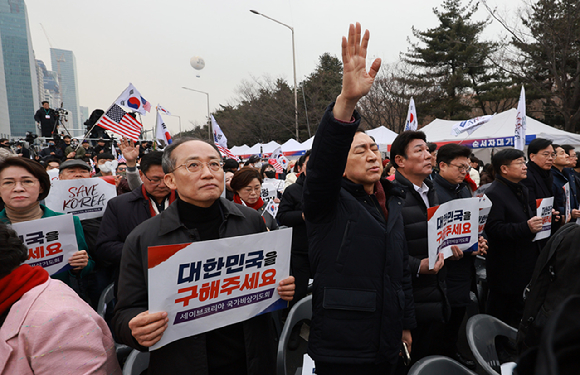 국민의힘 김기현, 추경호 의원 등이 1일 서울 여의대로에서 열린 세이브코리아 주최 '3·1절 국가비상기도회'에 참가하고 있다. [사진=연합뉴스]