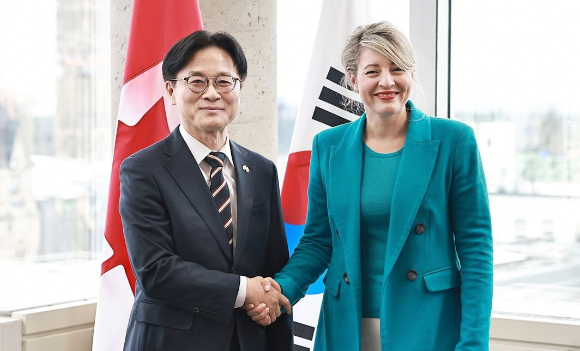 김정관 산업통상부 장관이 지난 5일(현지시간) 캐나다 오타와에서 멜라니 졸리 캐나다 산업부 장관을 만나 기념 촬영하고 있다. [사진=산업통상부]
