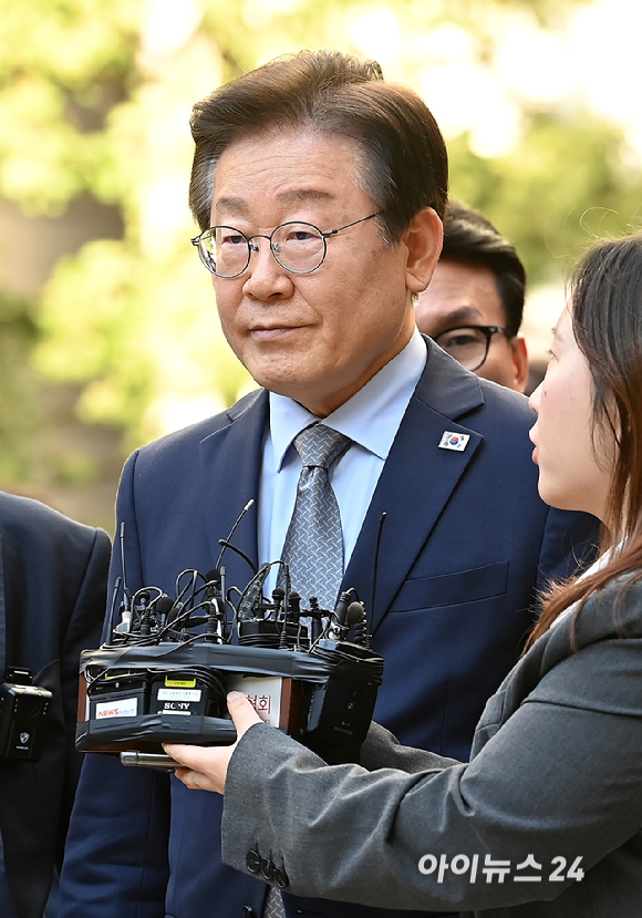 이재명 더불어민주당 대표가 15일 서울 서초구 서울중앙지방법원에서 열린 '공직선거법 위반' 1심 선고 공판에서 징역 1년에 집행유예 2년을 선고받은 뒤 법원을 나서며 심정을 밝히고 있다. [사진=곽영래 기자]