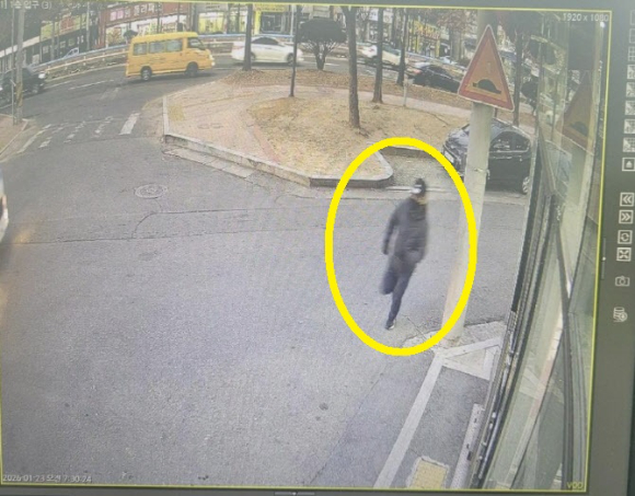 경북 구미시 한 버스정류장 인근서 모르는 여성을 무차별 폭행한 40대 남성이 사건 발생 닷새 만에 경찰에 붙잡혔다. 사진은 사건 당시 가해자로 추정되는 남성이 도주하고 있는 폐쇄회로(CC)TV 화면. [사진=보배드림 캡처]
