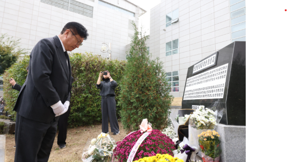 도성훈 인천광역시교육감이 30일 인현동 화재 참사 26주기 추모식에서 추모를 하고 있다. [사진=교육청]