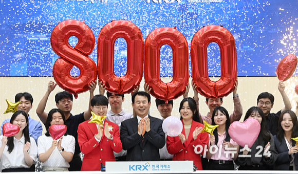 정은보 한국거래소 이사장과 직원들이 26일 서울 여의도 한국거래소 홍보관에서 코스피 8000포인트 돌파 기념 세리머니를 펼치고 있다. [사진=곽영래 기자]