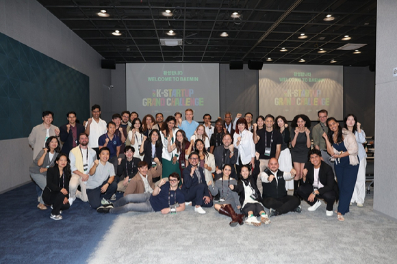 10일 판교 배민스타트업스퀘어에서 '2026 K-스타트업 그랜드챌린지' 참가 기업 및 관계자들이 기념촬영을 하고 있다. [사진=배달의민족]