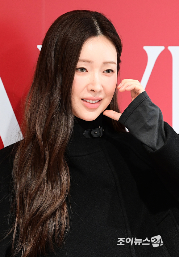 배우 차정원이 2일 오후 서울 용산구 한남동 인근에서 열린 레이브 홀리데이 컨셉스토어 '스위트 홀리데이' 오픈 기념 포토월 행사에 참석하고 있다. [사진=정소희 기자]