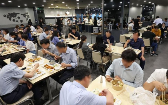 신입 직원 2명이 직장 상사 카드로 점심값 7만4000원을 결제해 누리꾼들이 갑론을박을 벌이고 있다. 본 기사와 무관한, AI 생성 이미지. [사진=제미나이 생성 이미지]