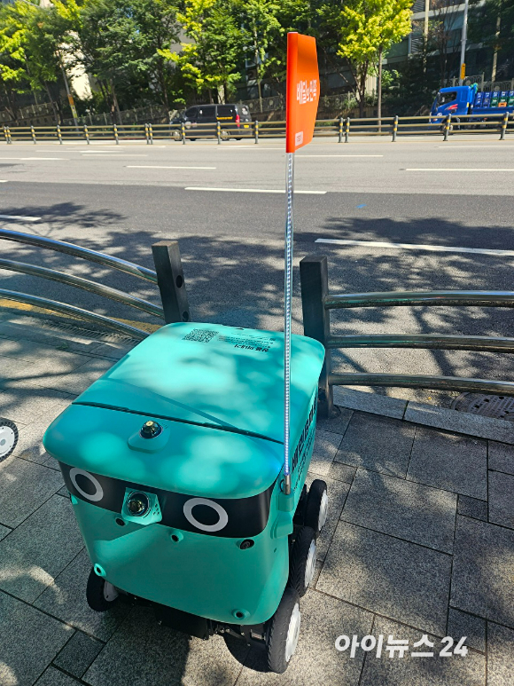지난 17일 배달로봇 '딜리'가 강남구 봉은사로의 한 이면도로에서 차량을 피해 주행하고 있는 모습이다. [사진=설재윤 기자]