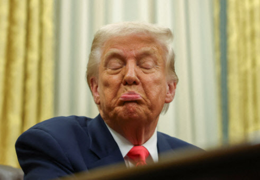 도널드 트럼프 미국 대통령이 지난 3월 6일(현지시간) 미국 워싱턴 D.C. 백악관 오벌 오피스에서 불만스러운 표정을 내비치고 있다. [사진=로이터/연합뉴스]