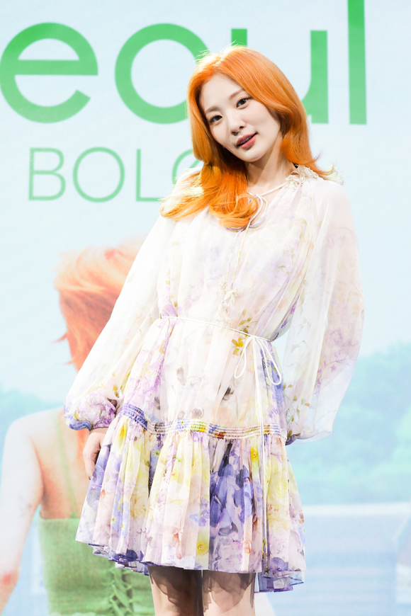 싱어송라이터 볼빨간사춘기 안지영이 20일 온라인으로 진행된 새 미니앨범 'Seoul' 발매 기념 쇼케이스에 참석해 포즈를 취하고 있다. [사진=쇼파르엔터테인먼트]