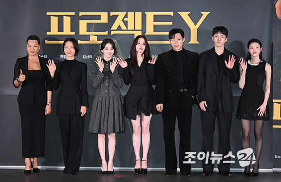 배우 정영주, 김신록, 한소희, 전종서, 김성철, 이재균, 유아가 8일 오후 서울 송파구 신천동&nbsp;롯데시네마 월드타워점에서 열린 영화 '프로젝트 Y' 언론시사회에서 포토타임을 갖고 있다. [사진=곽영래 기자]