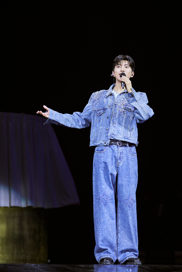 가수 임영웅이 '2026 전국투어 콘서트 'IM HERO' 서울 콘서트에서 팬들을 만나고 있다. [사진=물고기뮤직]