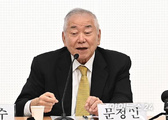 문정인 연세대 명예교수가 2일 오후 서울 여의도 국회도서관 대강당에서 'K민주주의와 한반도평화'라는 주제로 열린 포럼에서 발언을 하고 있다. [사진=곽영래 기자]
