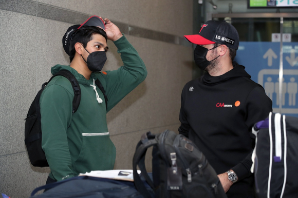 LG 트윈스 외국인선수 리오 루이즈(내야수, 왼쪽)와 아담 플럿코(투수)가 23일 오전 인천공항을 통해 입국한 뒤 서로 이야기를 나누고 있다. [사진=LG 트윈스]