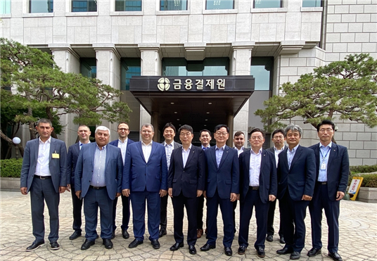 아르메니아 전자금융&middot;금융포용 확대 세미나에서 금융결제원, EBRD, 아르메니아 연수 관계자들이 기념촬영을 하고 있다. [사진=금융결제원]