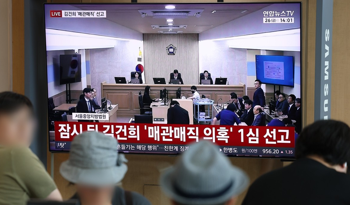 각종 고가 귀금속과 함께 인사&middot;이권 청탁을 받은 이른바 '매관매직' 혐의로 기소된 김건희 여사가 26일 서초구 서울중앙지방법원에서 열린 특정범죄 가중처벌법상 알선수재 혐의 사건 1심 선고 공판에 출석하고 있다. 서울중앙지법 형사합의21부(재판장 조순표)는 김 여사에게 징역 7년을 선고했다. 2026.6.26 [서울중앙지법 제공. 재판매 및 DB 금지] [사진=서울중앙지법 형사합의21부]