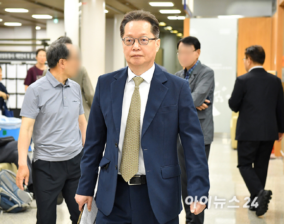 직권남용 권리행사 방해 혐의를 받는 이은우 전 한국정책방송원(KTV) 원장이 26일 서울 서초구 서울중앙지방법원에서 열린 1심 선고를 마친 후 법원을 나서고 있다. [사진=곽영래 기자]