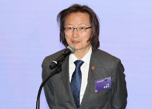 6일 서울 마곡 LG사이언스파크에서 열린 'LG - 1&middot;2&middot;3차 협력사 상생협약 체결식'에서 주병기 공정거래위원장, 하범종 (주)LG 경영지원부문장, LG 계열사 CEO, LG 협력사 대표 등 참석자들이 기념촬영을 하고 있다. [사진=LG]