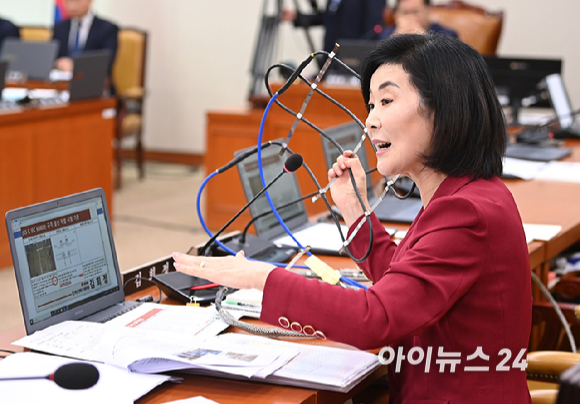 김희정 국민의힘 의원이 16일 국회 국토교통위원회에서 열린 2025년도 국정감사에서 고속도로 동파방지 열선 설치 부실 문제를 질의하고 있다. [사진=곽영래 기자]
