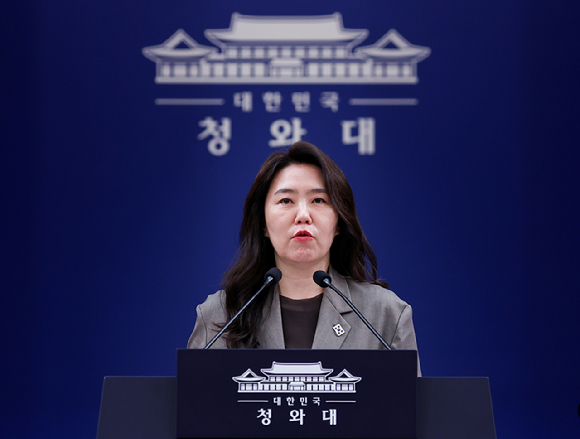 강유정 수석대변인이 13일 청와대 춘추관에서 이날 열린 한-폴란드 정상회담 관련 브리핑을 하고 있다. 2026.4.13 [사진=연합뉴스]