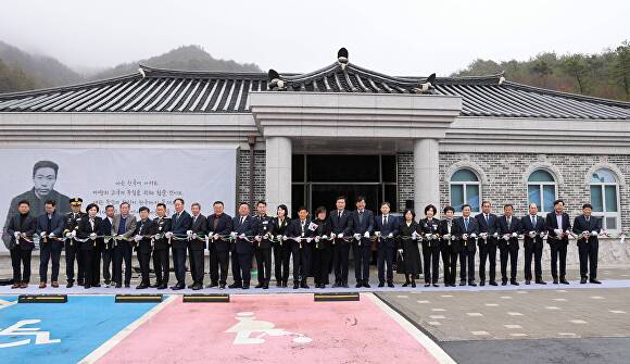 전라남도 장흥군이 26일 안중근 의사 추모역사관을 개관하고 기념사진을 찍고 있다 [사진=장흥군]