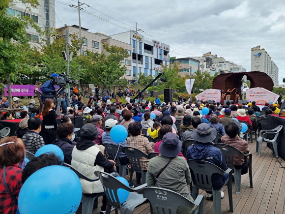 지난 9일 포항 철길숲 오크 정원에서 '제7회 포항 3대 가족 어울림 문화축제'가 열리고 있다. [사진=포항시청]