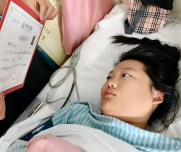 중국에서 18세 장첸난이 대학 합격 통지서를 받았다는 소식에 혼수상태에서 깨어났다. [사진=SCMP 캡처]