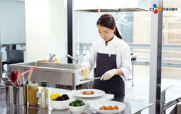 지난달 아워홈 동서울물류센터 내 쿠킹스튜디오에서 진행된 &lsquo;간소화 식재 활용 정기 메뉴시연회&rsquo;에서 고객들이 아워홈 간소화 식재를 살펴보고 있다. [사진=아워홈]