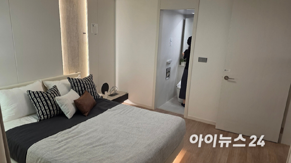 19일 경기 광명시 철산동 '철산역 자이' 견본주택 방문객들이 단지 모형도를 보고 있다. [사진=이수현 기자]