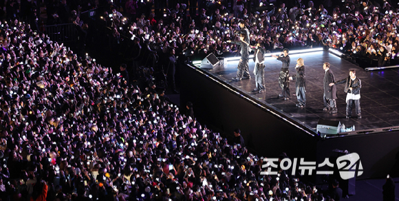 방탄소년단(BTS)이 21일 오후 서울 광화문 광장에서 정규 5집 '아리랑(ARIRANG)' 앨범 발매를 기념해 컴백 무대를 선보이고 있다. [사진=사진공동취재단]