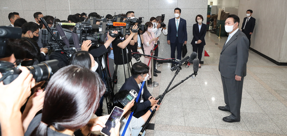 윤석열 대통령이 15일 오전 서울 용산 대통령실 청사로 출근하며 취재진 질문에 답하고 있다. 2022.06.15. [사진=뉴시스]