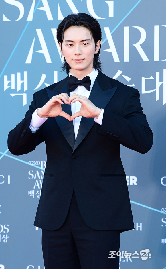배우 이채민이 8일 오후 서울 강남구 삼성동 코엑스 동문 앞 야외광장에서 열린 '제62회 백상예술대상 with 구찌' 시상식에 앞서 레드카펫 행사에 참석하고 있다. [사진=정소희 기자]