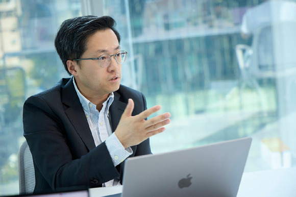 김지훈 SK텔레콤 AI사업본부장이 '모두의 AI' 사업 전략에 대해 설명하고 있다 [사진=SKT]