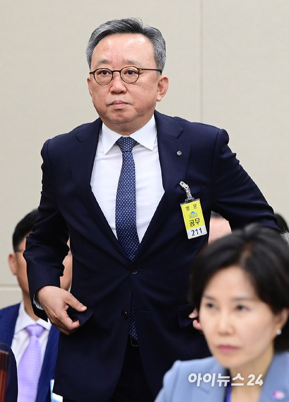 정상혁 신한은행장이 19일 오후 서울 여의도 국회에서 진행된 정무위원회 금융감독원 등 국정감사에 증인으로 출석하고 있다. [사진=정소희 기자]