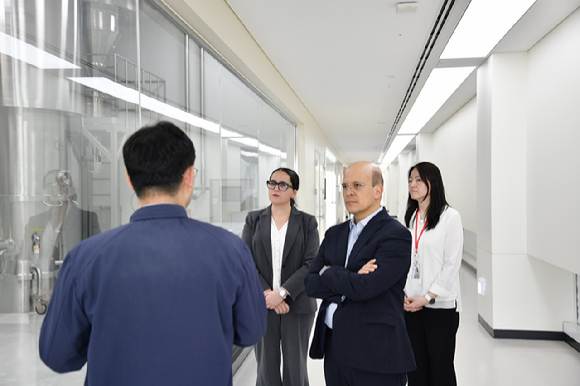 한미약품 파트너사인 실라네스 BD팀 펠리페 마르티네스(오른쪽 두 번째) 매니저가 팔탄 스마트플랜트 제조시설을 둘러보고 있다. [사진=한미약품 제공]