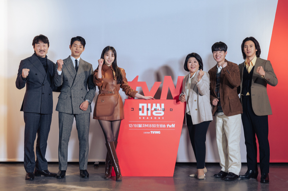 '미씽: 그들이 있었다2' 제작발표회에 참석한 배우들과 민연홍 감독. [사진=tvN]