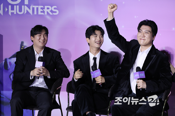 더블랙레이블 프로듀서 IDO(남희동, 이유한, 곽중규)가 1일 오후 서울 용산구 CGV 용산아이파크몰점에서 열린 넷플릭스 영화 '케이팝 데몬 헌터스' 제98회 아카데미 수상 기념 기자간담회에 참석해 가위바위보를 하고 있다. [사진=문수지 기자]