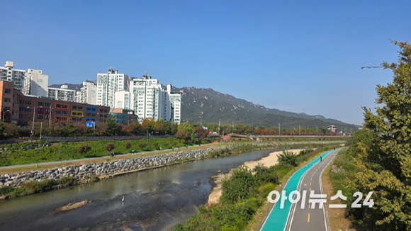 중랑천에서 바라본 서울 도봉구 전경.2025.10.29 [사진=이수현 기자]