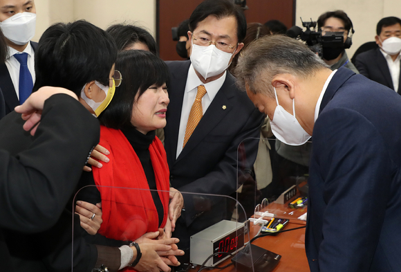 이상민 행정안전부 장관이 27일 오후 서울 여의도 국회에서 열린 이태원 참사 국정조사 특별위원회 회의장에서 고(故) 이지한씨 어머니인 조미은 씨에게 고개를 숙이고 있다. [사진=뉴시스]