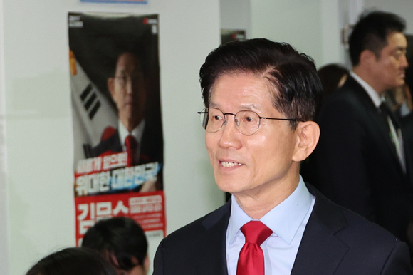 김문수 국민의힘 대선후보가 10일 서울 여의도 캠프 사무실에서 대선후보 취소에 대한 입장을 밝히는 긴급 기자회견에 나서고 있다. [사진=연합뉴스]