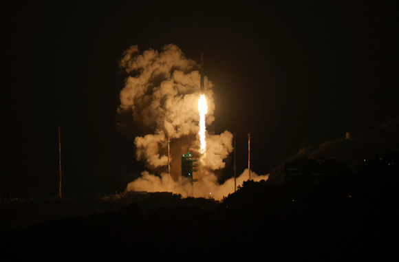 한국형발사체 누리호가 27일 새벽 전남 고흥군 나로우주센터에서 발사되고 있다. 이번 누리호 4차 발사에는 무게 516㎏ 주탑재위성 '차세대중형위성 3호'와 부탑재위성 12기 등 총 13기 위성이 실렸다. 2025.11.27 [사진=연합뉴스]