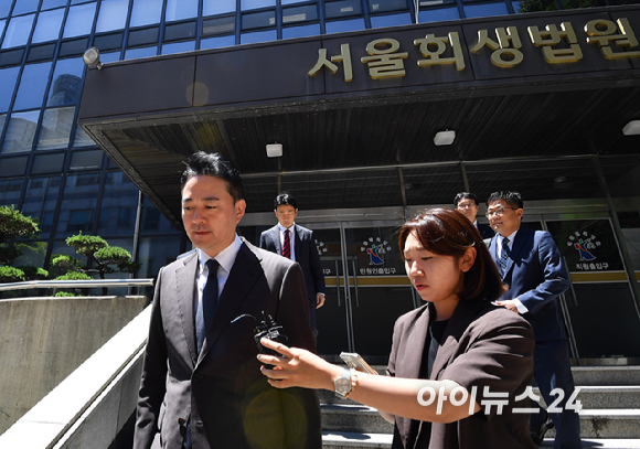 홍정도 중앙그룹 부회장이 23일 오후 서울 서초구 서울회생법원에서 열린 중앙홀딩스 회생 대표자 심문을 마치고 법원을 나서고 있다. [사진=곽영래 기자]