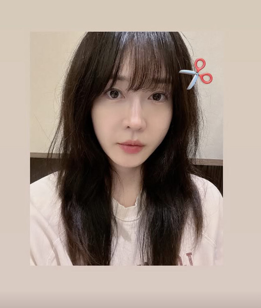 &apos;40대&apos; 성유리, 앞머리 자르고 더 어려진 미모...주름 1도 없네