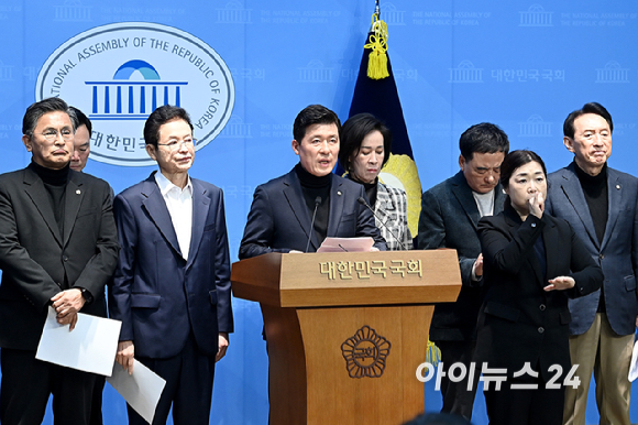 국민의힘 의원들이 3일 서울 여의도 국회 소통관에서 대구&middot;경북 통합 관련 기자회견을 하고 있다. [사진=곽영래 기자]