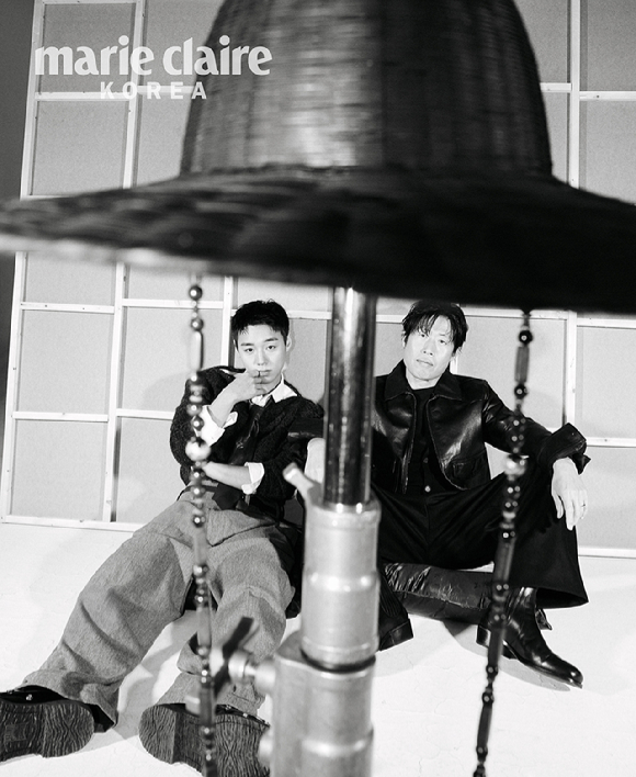 배우 유해진 박지훈이 화보 촬영에서 포즈를 취하고 있다. [사진=마리끌레르]